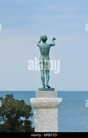 Trieste. L'Italia. Statua con le braccia aperte a mare nel giardino del castello di Miramare. Il Castello di Miramare. Foto Stock