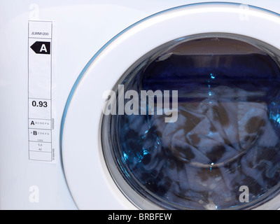 In prossimità della macchina lavatrice sportello mostrante il lavaggio Foto Stock