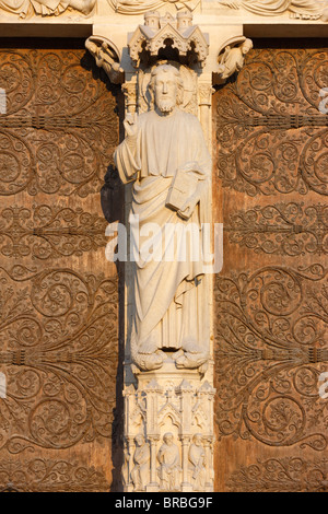 Cristo scultura, fronte ovest, la cattedrale di Notre Dame, Paris, Francia Foto Stock