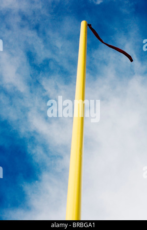 Indicatore vento di alette sulla parte superiore del football americano campo post Foto Stock