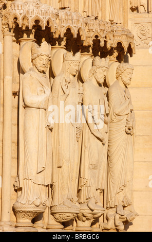 Sant'Anna sculture di gate del re e della regina di Saba, Salomone e San Petert, la cattedrale di Notre Dame, Paris, Francia Foto Stock