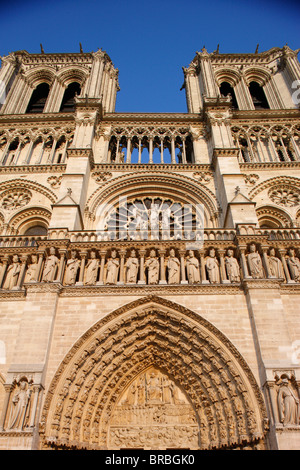 Fronte ovest, la cattedrale di Notre Dame, Sito Patrimonio Mondiale dell'UNESCO, Parigi, Francia Foto Stock
