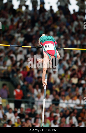 Pole vaulter cancella la barra Foto Stock