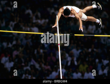 Pole vaulter cancella la barra Foto Stock