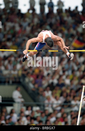 Pole vaulter cancella la barra Foto Stock