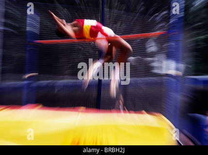 L uomo si cancella un salto in alto bar Foto Stock