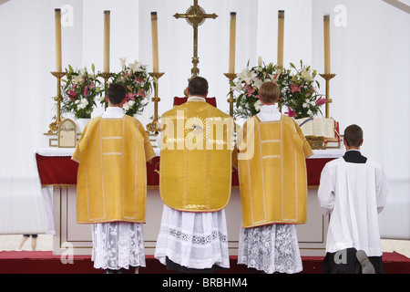 Messa in Place Vauban alla fine di un tradizionale pellegrinaggio cattolico organizzato da San Pio X di fraternità, Parigi, Francia Foto Stock