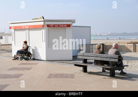 Belgio . Pensionati pensionati godendo il sole di Zeebrugge SUL MARE DEL NORD Foto Stock