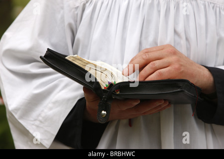 Sacerdote la Bibbia, Villepreux, Yvelines, Francia Foto Stock