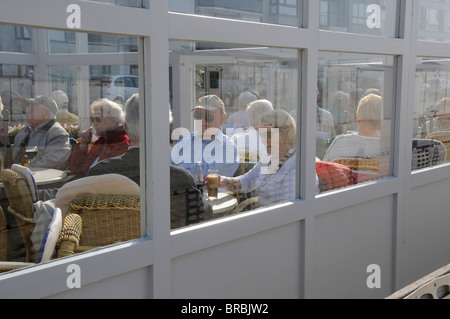 Belgio . Pensionati pensionati godendo il sole di Zeebrugge SUL MARE DEL NORD Foto Stock