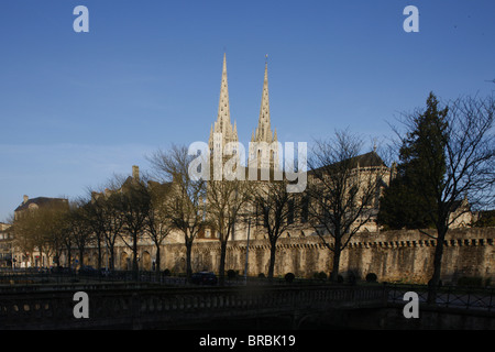 Cattedrale Saint-Corentin guglie, Quimper, Finisterre, Bretagna Francia Foto Stock