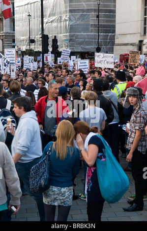 Protestare contro il papa, Marzo e Rally vicino a Trafalgar Square a Londra England Regno Unito 18 Settembre 2010 Foto Stock