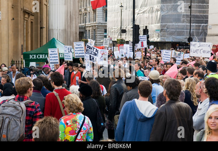 Protestare contro il papa, Marzo e Rally vicino a Trafalgar Square a Londra England Regno Unito 18 Settembre 2010 Foto Stock