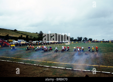 Il motocross i motociclisti lasciando i cancelli di partenza Foto Stock