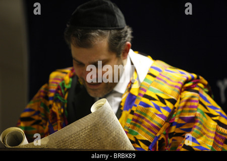 Libro di Ester (Meguilah), Purim celebrazione in una sinagoga Liberale, Parigi, Francia Foto Stock