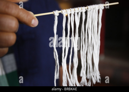 Lao cerimonia buddista con cotone bracciali, Parigi, Francia Foto Stock