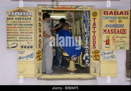 Un vecchio negozio da barbiere in Pushkar, Rajasthan, India Foto Stock