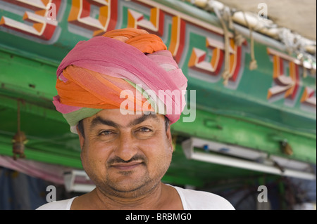 Il proprietario di un negozio di turbante al di fuori del suo negozio di Jodhpur, Rajasthan, India Foto Stock