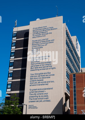 Che cosa se? Una poesia da Andrew Motion sul lato di Sheffield Hallam University building, South Yorkshire England Regno Unito Foto Stock