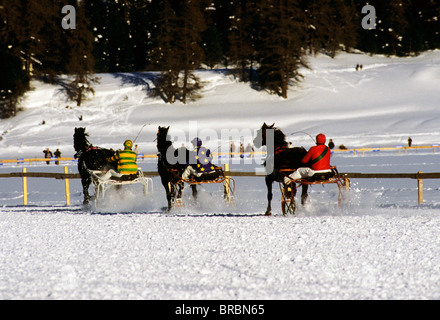 Tre fantini ice racing dal lato di un fiume in inverno Foto Stock