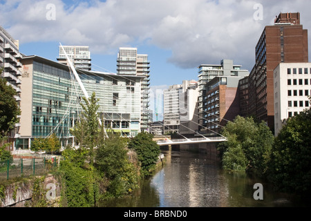 Lowry Hotel ( a sinistra) e la trinità ponte sul fiume Irwell, Salford / confine di Manchester, Manchester, Inghilterra, Regno Unito Foto Stock