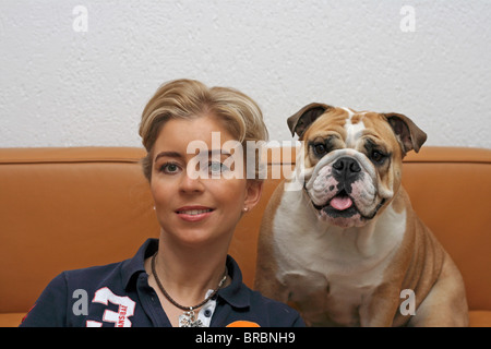 Donna e Bulldog inglese Foto Stock