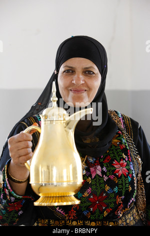 Volontariato palestinese che offre caffè presso i medici per i Diritti Umani' clinica mobile, Souk Ba, Autorità Nazionale Palestinese Foto Stock