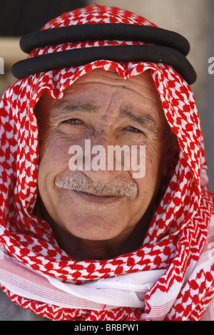 Giordani vecchio uomo che indossa una sciarpa keffiyah, Petra, Giordania Foto Stock