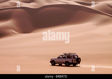 Un 4X4 sulle dune dell'erg di Murzuk nel Fezzan deserto, Libia, Nord Africa Foto Stock