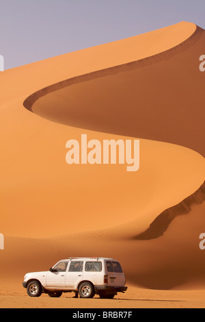 Un 4X4 sulle dune dell'erg di Murzuk nel Fezzan deserto, Libia, Nord Africa Foto Stock