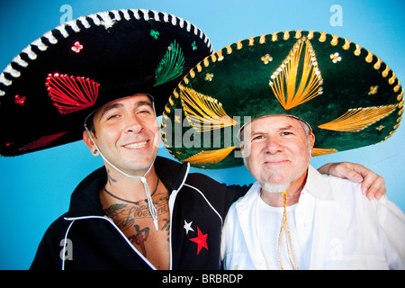 Ritratto di due uomini che indossano sombreros Foto Stock