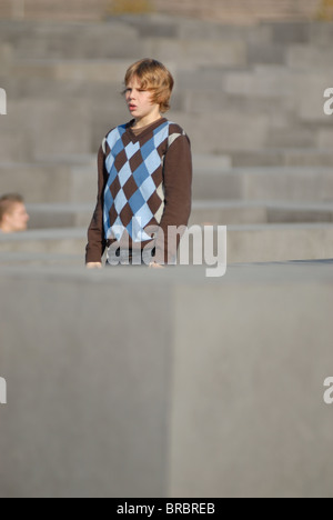 Un visitatore passeggiate attraverso il memoriale della assassinato ebrei d'Europa ( Denkmal für die ermordeten Juden Europas) Foto Stock