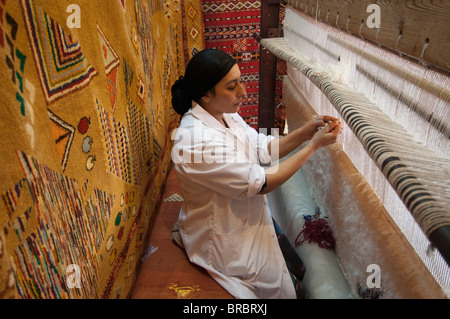 Donna che fa il tappeto, Palais Saadiens negozio di tappeti, Souk Medina, Marrakech, Marocco, Africa del Nord Foto Stock