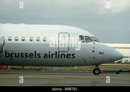 AVRO un aereo di passeggero di Brussels Airlines trainato sul piazzale dell'aeroporto di Bruxelles Foto Stock