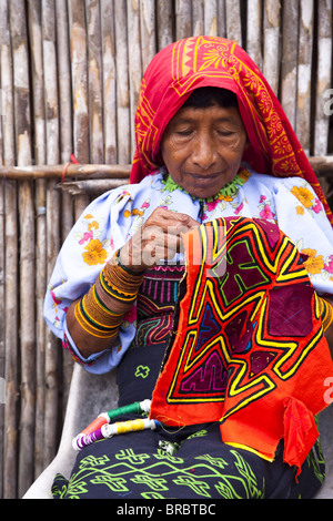 La Kuna donna la cucitura di una mola, isole San Blas, Panama America Centrale Foto Stock