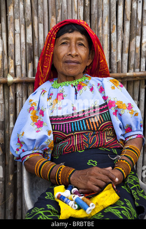 La Kuna donna la cucitura di una mola, isole San Blas, Panama America Centrale Foto Stock