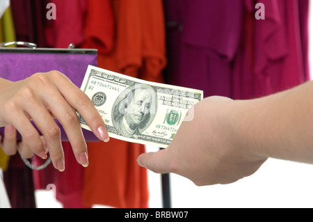 La donna a pagamento in un negozio di abbigliamento Foto Stock