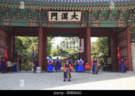 Cambio della Guardia, Palazzo Deoksugung (Palazzo virtuoso di longevità), Seul, Corea del Sud Foto Stock