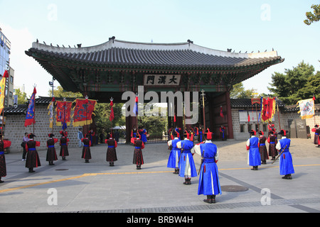 Cambio della Guardia, Palazzo Deoksugung (Palazzo virtuoso di longevità), Seul, Corea del Sud Foto Stock