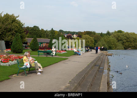 Persone rilassante lungo la riva del fiume in Otley Leeds West Yorkshire Regno Unito Foto Stock