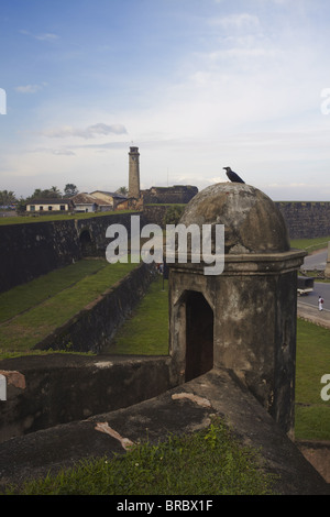 Vista delle mura del Forte di Galle con torre dell orologio in background, Sito Patrimonio Mondiale dell'UNESCO, Galle, Sri Lanka Foto Stock