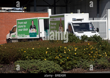 Due furgoni di consegna Asda parcheggiati fuori del negozio Asda a Poole, Dorset UK in agosto estate - dal nostro negozio al negozio online oggi stesso Foto Stock