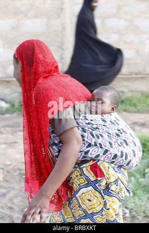 Madre musulmana e baby, Lomé, Togo, Africa occidentale Foto Stock