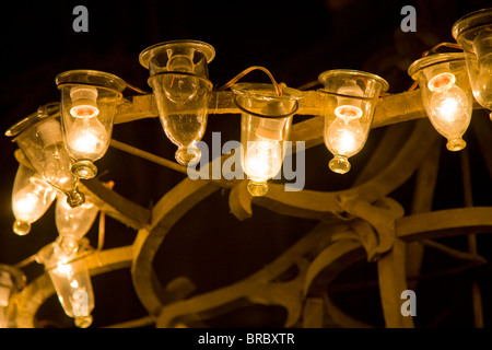 Close up di stile rustico tradizionale lampadario in legno con lampadine in Istanbul Aya Sofya moschea Foto Stock