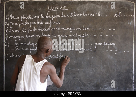 La scuola primaria a Lomé, Togo, Africa occidentale Foto Stock