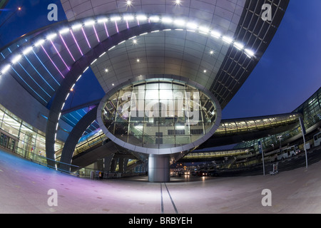Elegante e moderna architettura del Terminal 3, aperto nel 2010, l'Aeroporto Internazionale di Dubai, Dubai, UAE Foto Stock