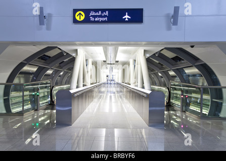La passerella in elegante terminale 3, aperto nel 2010, l'Aeroporto Internazionale di Dubai, Dubai, UAE Foto Stock