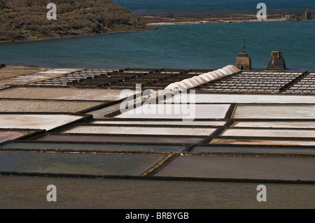 Dh SALINAS DE JANUBIO LANZAROTE salinizzazione impianto sale marino campi di pile di sale impilati appartamenti mining Foto Stock