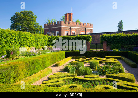 Lo stagno giardini e Banqueting House, Hampton Court Palace, Borough di Richmond upon Thames, Greater London, England, Regno Unito Foto Stock