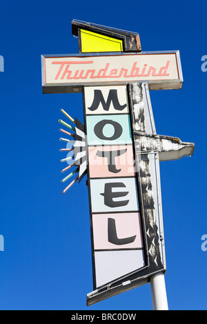 Insegna al neon sulla Thunderbird Motel su Virginia Street, Reno, Nevada, STATI UNITI D'AMERICA Foto Stock